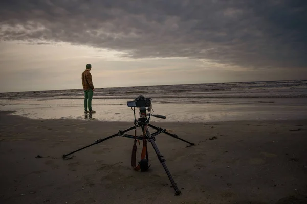 Fotograaf met professionele apparatuur (camera en statief) tak — Stockfoto