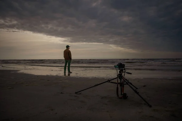 Fotograaf met professionele apparatuur (camera en statief) tak — Stockfoto