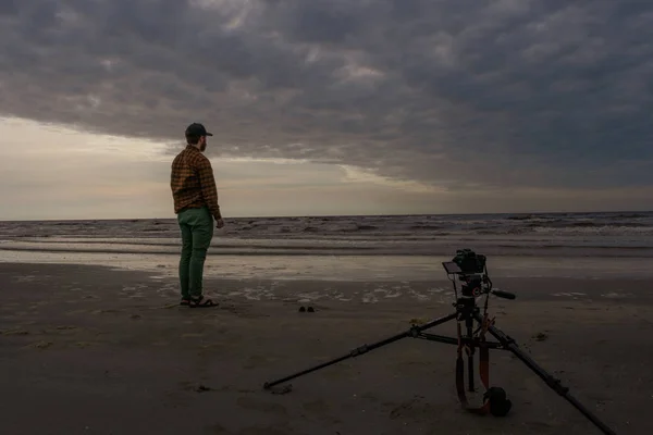 Fotograaf planning volgende shot kijken naar zee — Stockfoto