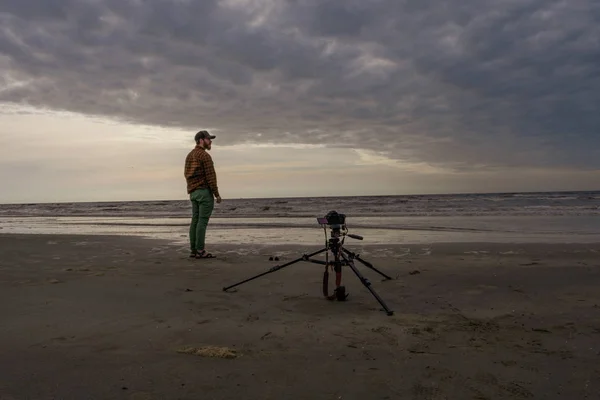 Fotograaf planning volgende shot kijken naar zee — Stockfoto