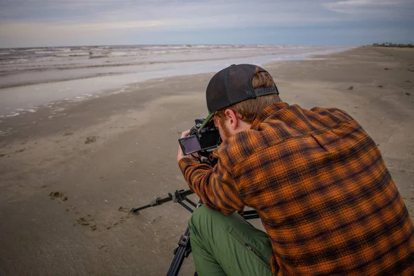 Fotógrafo de playa mirando a través del buscador de vistas —  Fotos de Stock