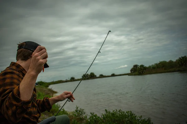 Hombre Pesca Preparándose para echar fuera su línea con cebo —  Fotos de Stock