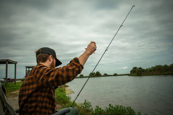 Man Fishing förbereder sig för att kasta ut sin linje med bete — Stockfoto