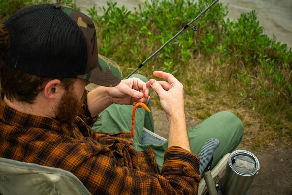 Fiskare baiting en falsk mask på en krok — Stockfoto