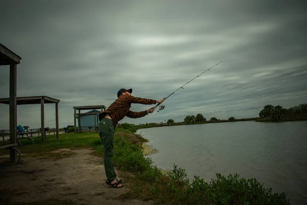 Pescador en acción De pie Casting —  Fotos de Stock