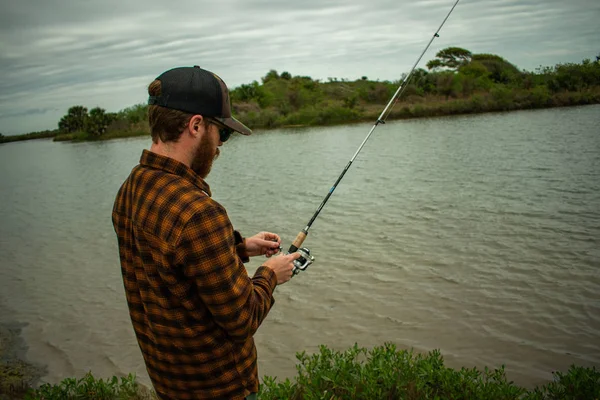 Pescador em ação de pé Fundição — Fotografia de Stock