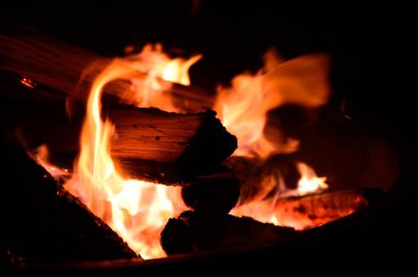 Kamp Ateşi Sırasında Yanan Bir Yangın 