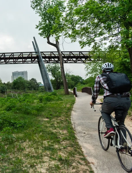 Biciklista útban a munka alatt városi híd — Stock Fotó