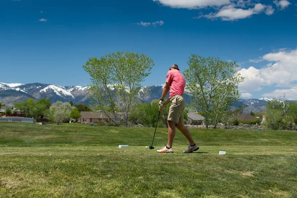 Golfspieler schlägt Golfball von der Abschlagbox — Stockfoto