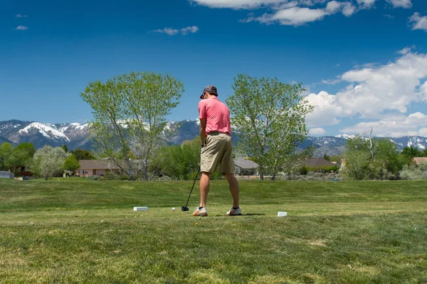 Golfista uderzając piłkę Golf off tee Box — Zdjęcie stockowe