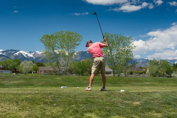 Golfspieler schlägt Golfball von der Abschlagbox — Stockfoto