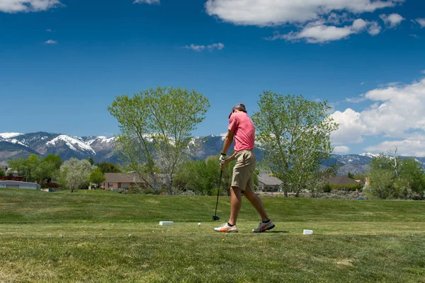 Golfista uderzając piłkę Golf off tee Box — Zdjęcie stockowe