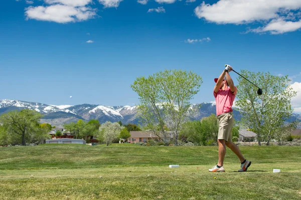 Golfspieler schlägt Golfball von der Abschlagbox — Stockfoto