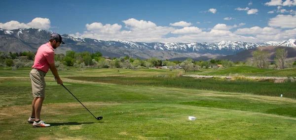 Golfer in Aktion schlägt Golfball von der Abschlagbox - Halterung — Stockfoto