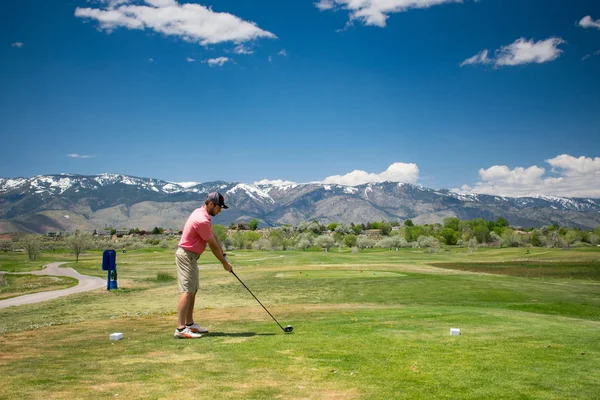 Golf w górach-golfista uderzając jego strzał dysku — Zdjęcie stockowe