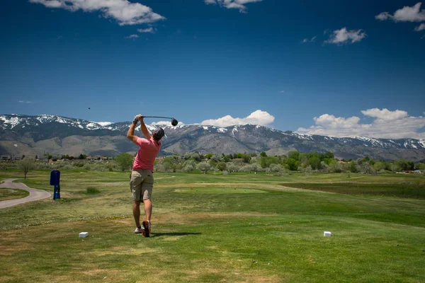 Golf w górach-golfista uderzając jego strzał dysku — Zdjęcie stockowe