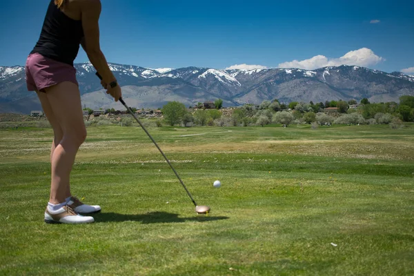 Golfista uderzając piłkę Golf off tee Box — Zdjęcie stockowe