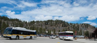 Kayakçıları telesiyejlere götüren otobüsler 