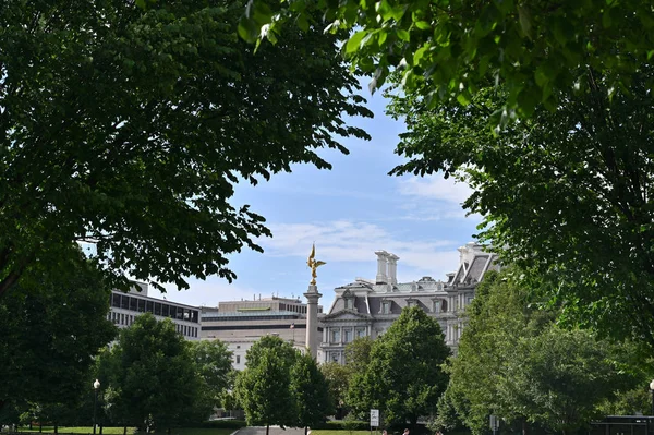 Washington-Denkmal vor spiegelndem Pool — Stockfoto