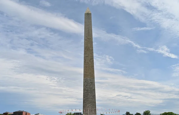 リフレクティング プールの前にワシントン記念塔 — ストック写真