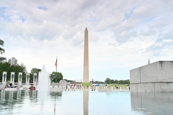 Washington-Denkmal vor spiegelndem Pool — Stockfoto