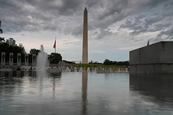 Washington monument in front of reflecting pool — Stock Photo, Image