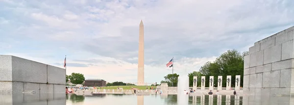 Monumento de Washington em frente à piscina refletora — Fotografia de Stock