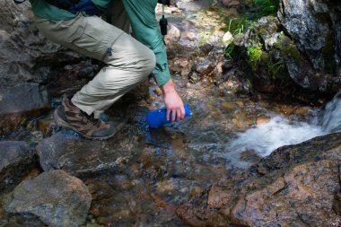 Bir iz üzerinde Hiker Arındırıcı su 