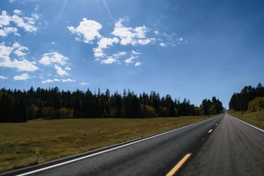 Sarı noktalı çizgilerle taşra yolunda sürüş