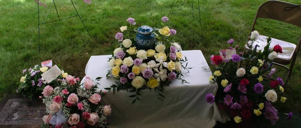 cenazede vazo çevreleyen çiçekler 