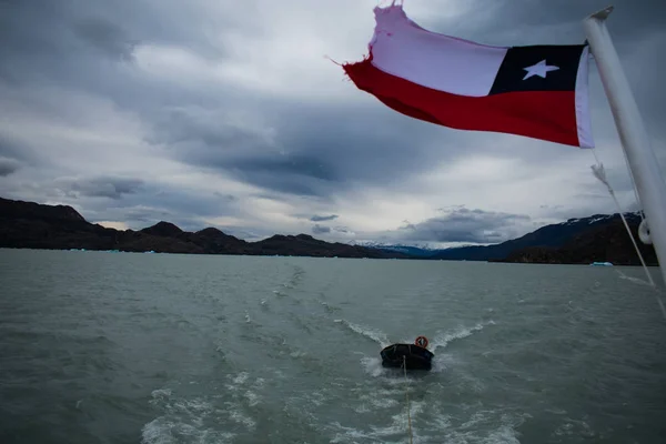 Parque Nacional Torres del Paine Lago Grey con Bandera de Chile y — Foto de Stock