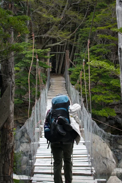 Caminhante atravessando a ponte suspensa no Parque Nacional Torres del Paine , — Fotografia de Stock