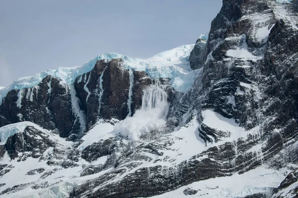 Avalancha sobre Paine Grande en Mirador Britancio Torres del Paine —  Fotos de Stock