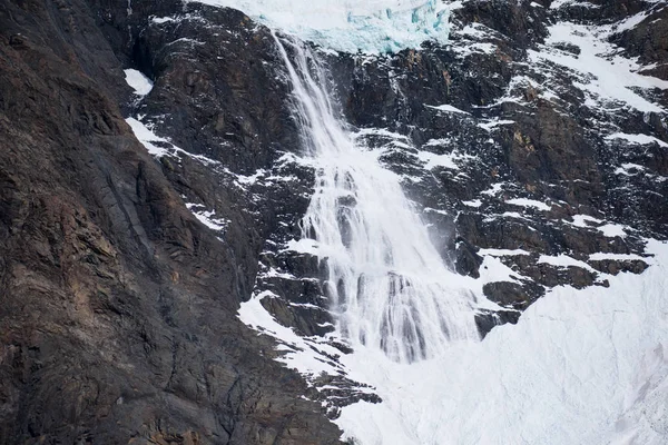 Avalancha sobre Paine Grande en Mirador Britancio Torres del Paine —  Fotos de Stock