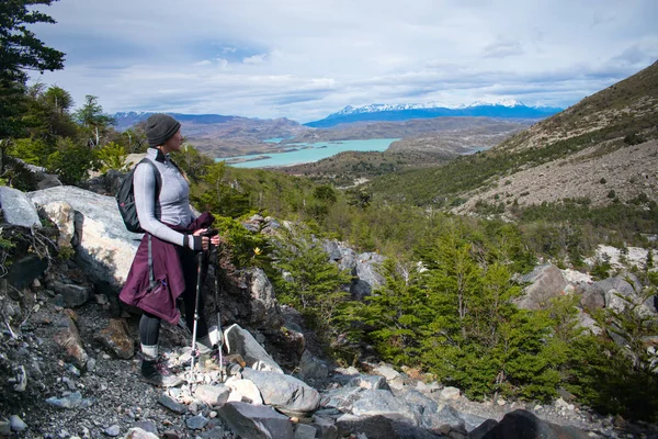 Torres del Paine Ulusal Parkı, Patagon 'a bakan Kadın Yürüyüşçü