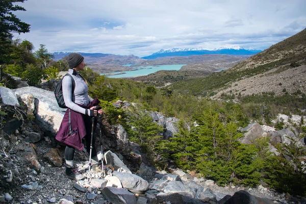 Senderista femenina con vistas al Parque Nacional Torres del Paine, Patagon —  Fotos de Stock