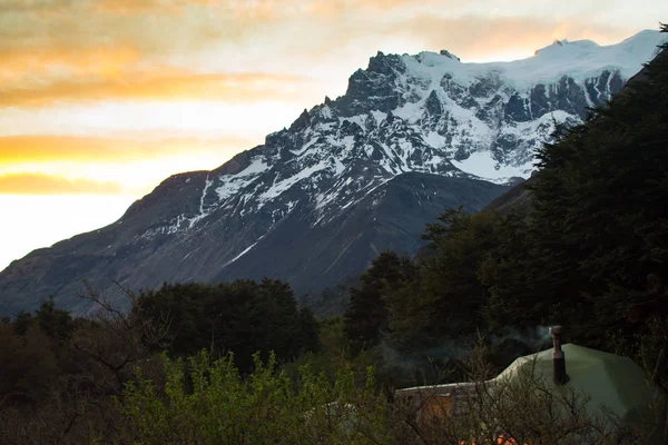 Atardecer en el Camping Cuernos en el Parque Nacional Torres del Paine, Pa — Foto de Stock