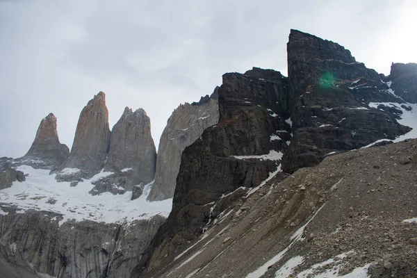 Los Torres, a tornyok bázis vízi Torres del Paine Nat — Stock Fotó