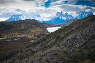 Torres del Paine Dağları 'nın üzerinde nefes kesici fırtına esiyor. 