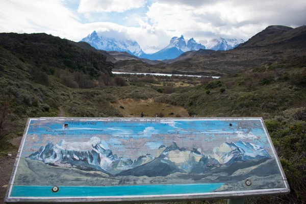 Mapa de senderismo con la cordillera Torres Del Paine en el Backgroun —  Fotos de Stock