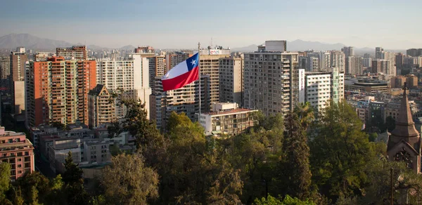 Panorama do centro de Santiago Chile com bandeira chilena de Santa — Fotografia de Stock