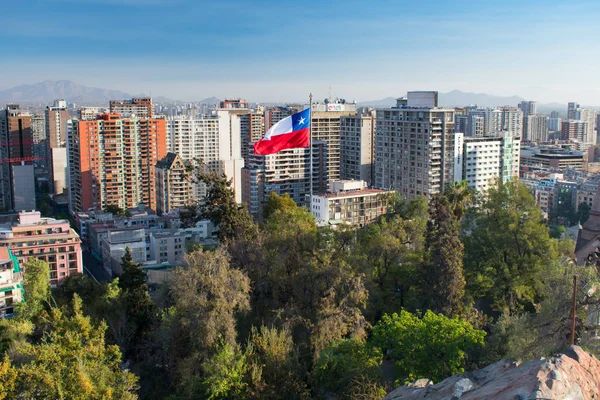 Panorama do centro de Santiago Chile com bandeira chilena de Santa — Fotografia de Stock