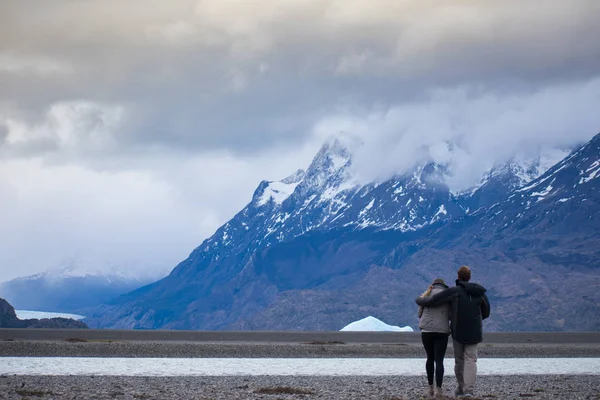 Par stående i förundran av Torres Del Paine Mountain Range och Gl — Stockfoto