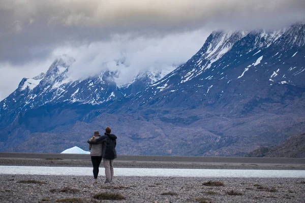 Torres Del Paine Dağları 'nın ve askerlerin önünde dikilen çift. — Stok fotoğraf