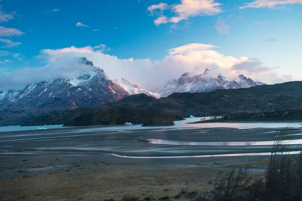 Lélegzetelállító napfelkelte a Torres Del Paine hegység és a Gl felett — Stock Fotó