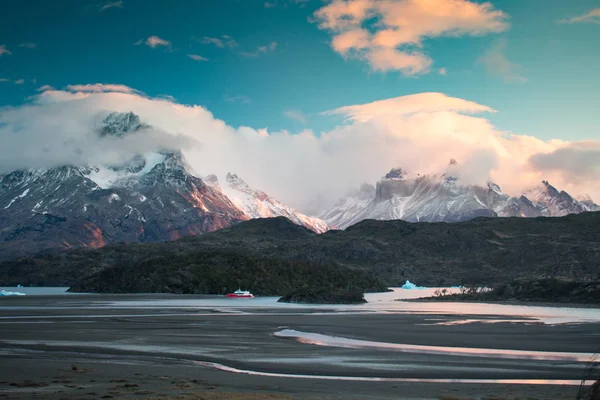 Lélegzetelállító napfelkelte a Torres Del Paine hegység és a Gl felett — Stock Fotó