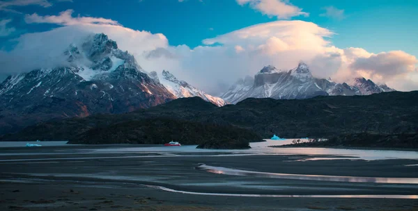 Impresionante amanecer sobre la cordillera Torres Del Paine y Gl — Foto de Stock