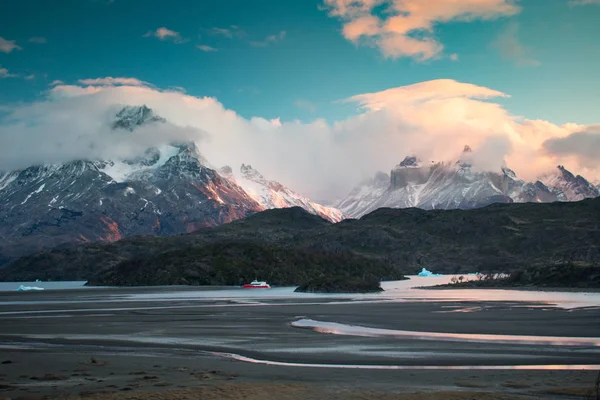 Lélegzetelállító napfelkelte a Torres Del Paine hegység és a Gl felett — Stock Fotó