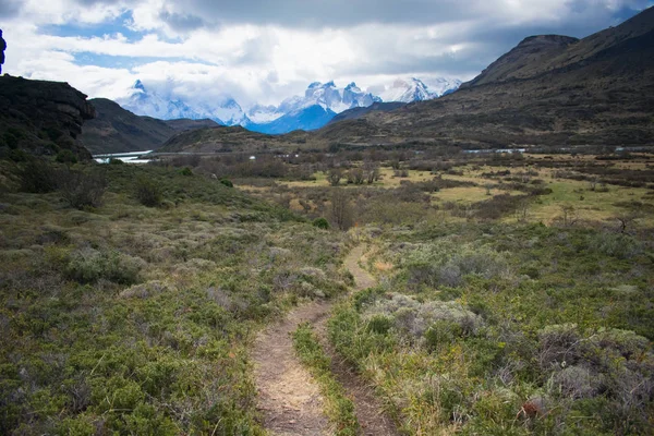 Wandelpad met Torres Del Paine bergketen in de Backgro — Stockfoto