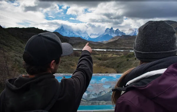 Senderistas señalando la cordillera Torres Del Paine en Backgr — Foto de Stock